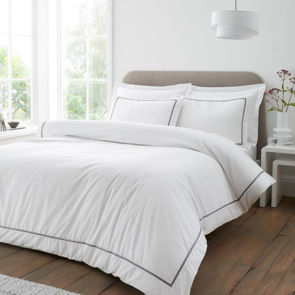 Bianca Contrast Trim 200 Thread Count Cotton Duvet Cover Set - White / Black