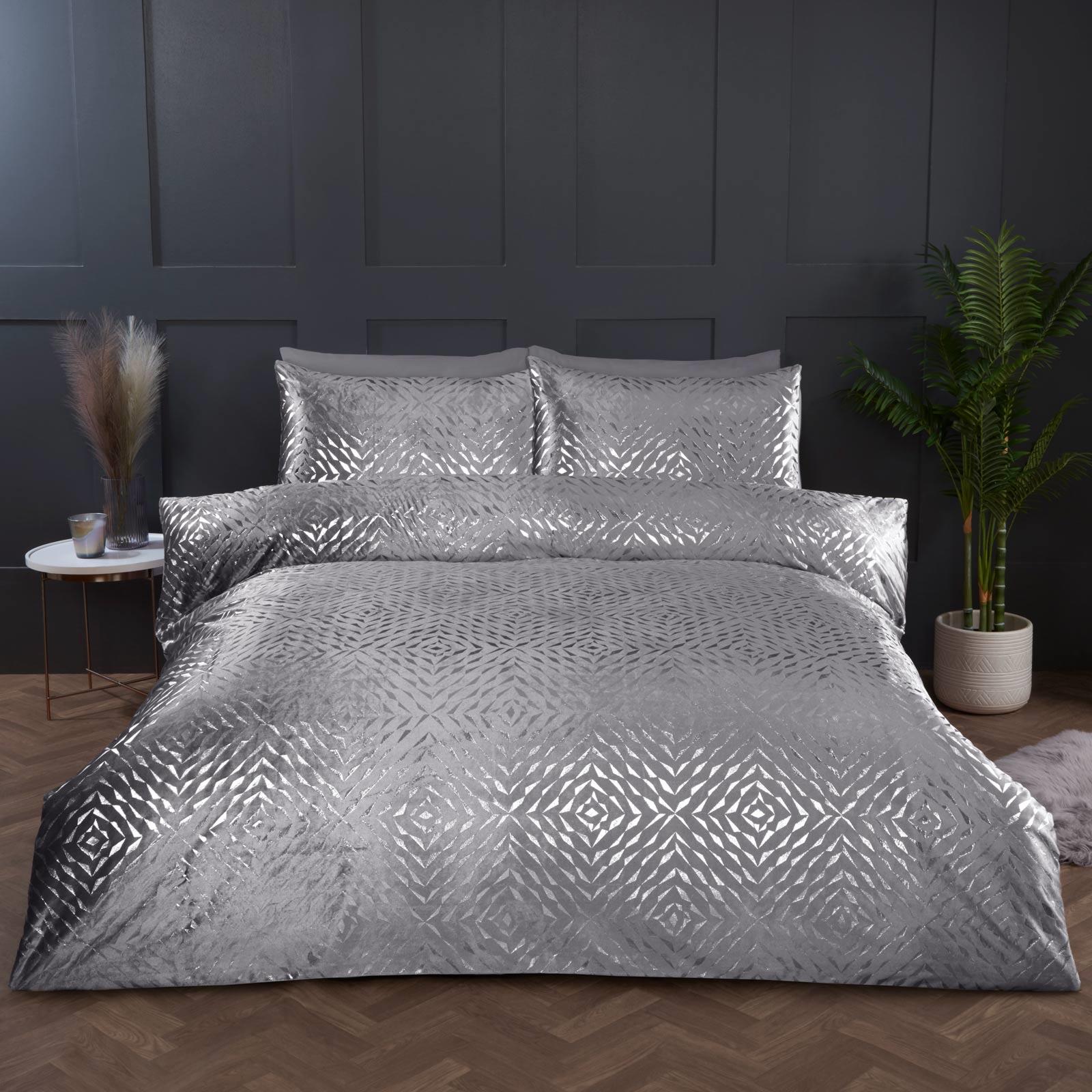 Bellagio Metallic Velvet Duvet Cover Set by Rapport Home